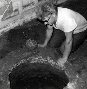 Jan bij waterput in Sterreschans